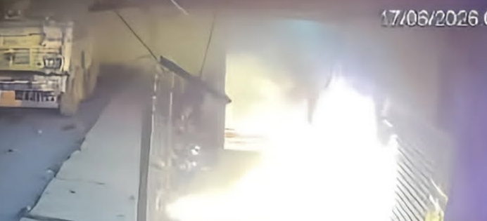 Attempt to Set Liquor Shop on Fire in Ranchi’s Pandra Caught on CCTV