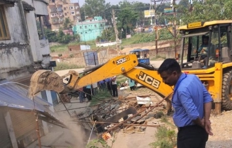 Ranchi Municipal Corporation Demolishes 5 Illegal Structures in Anti-Encroachment Drive